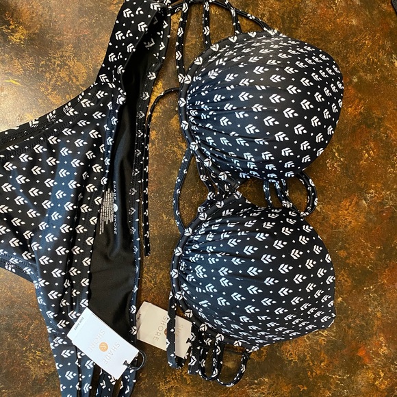 Bikini - Picture 3 of 3